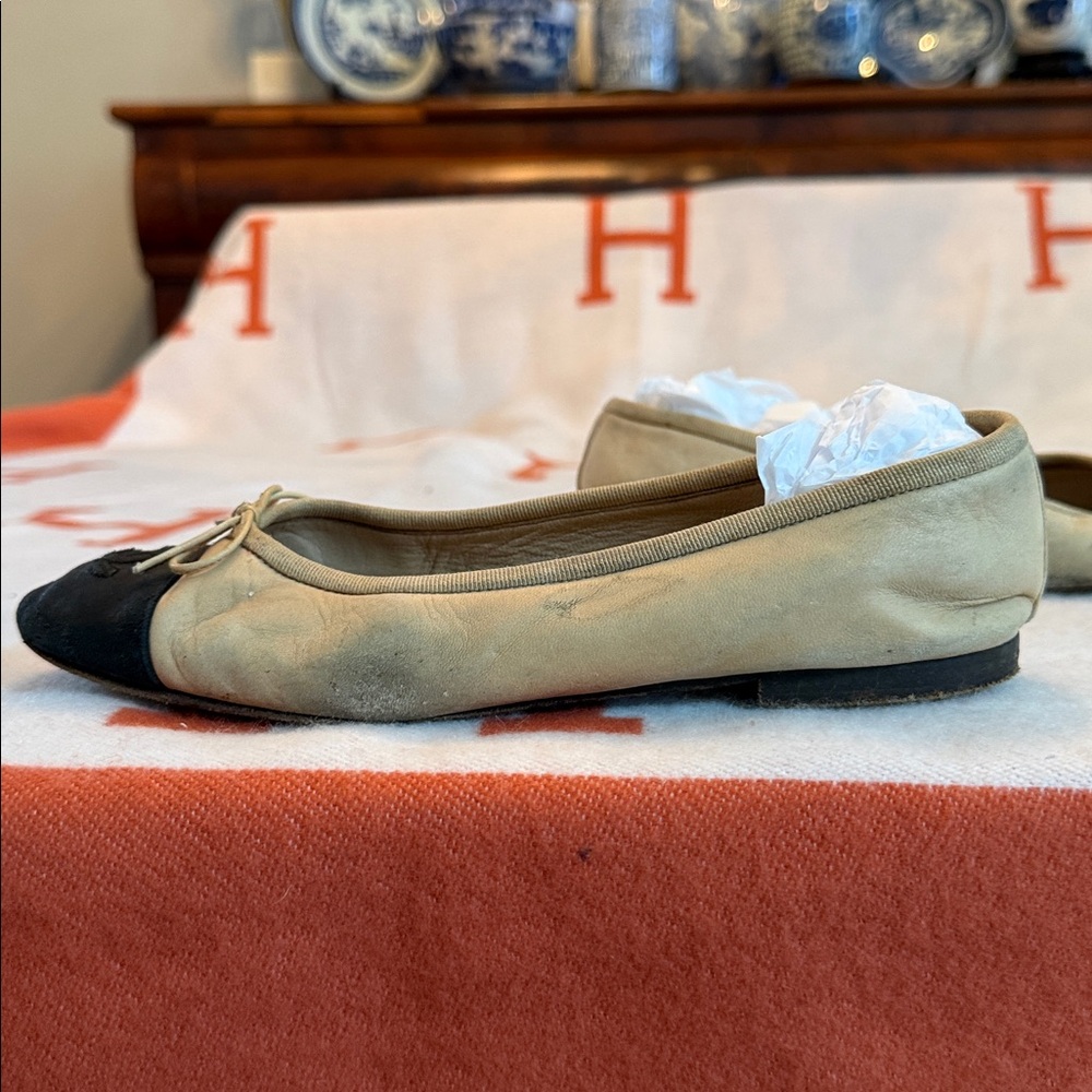 CHANEL Ballet Flats Vintage Classic Tan With Black Toe Cap Flats CC on Toe Cap! - Picture 8 of 11